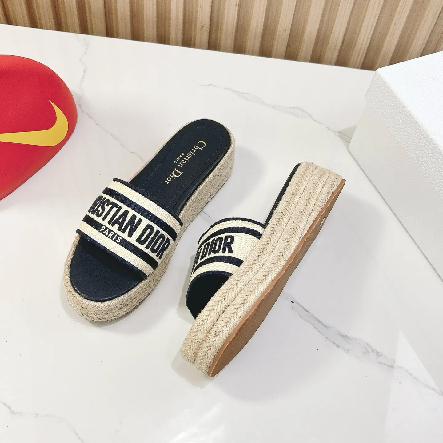 👟👟Ex-factory price 460👟👟 Dior 25ss spring and summer new IVIETA DWAY flat slippers sandals, original development of the top version on the market, CD letter logo three-dimensional embroidery thick-soled round toe open-toe slippers, soft and delicate foot feel, extremely comfortable, imported raffia electric embroidery on the upper, high-temperature water-soluble cotton technology fabric, water-dyed cowhide foot pad lining, original consistent combination outsole Code number: 35-41 (40.41 customized)